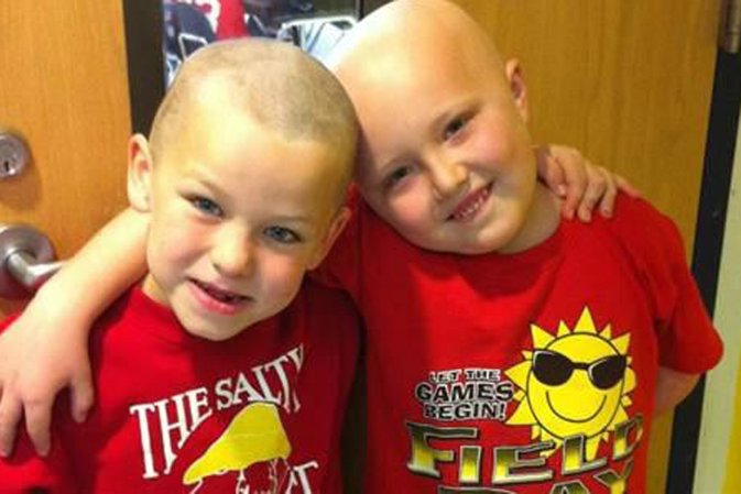 Niño se rapa la cabeza por solidaridad