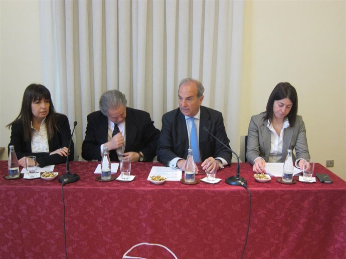 Joaquim Gay de Montellà(segundo drcha)  y  Beatriz Fernández-Tubau (izq)