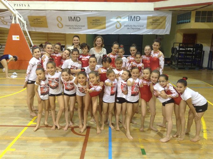 Sánchez Estrella con niñas deportistas