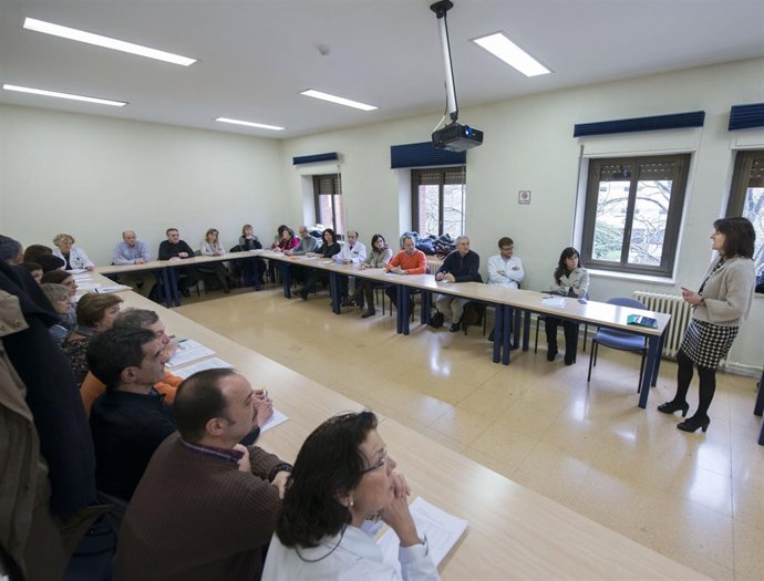  Vera Participa En La Reunión Sobre El Plan De Atención Al Paciente Crónico.