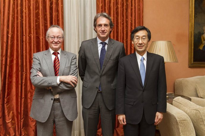 El alcalde con el embajador de Japón y Piqué