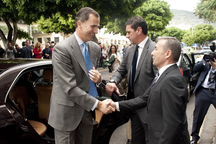 El presidente canario, Paulino Rivero, recibe al Príncipe Felipe