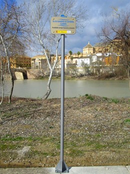 Carteles de la CHG en el río