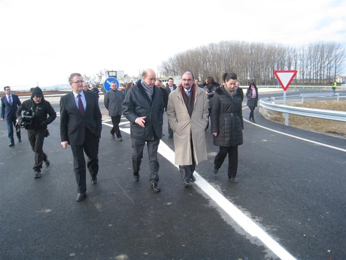 Fernández de Alarcón y Lambán han recorrido la nueva carretera en Ejea