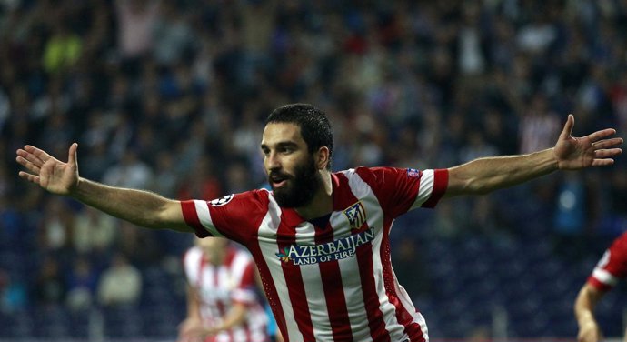Arda Turan celebra un gol con el Atlético