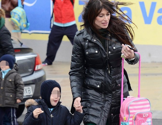 Sonia Ferrer se apoya en su pequeña tras la ruptura con Álvaro Muñoz Escassi