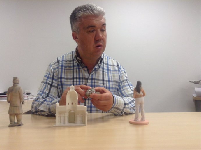 Persona invidente palpa esculturas y monumentos impresos en 3D