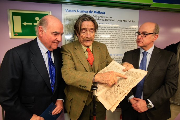 Miguel de la Quadra-Salcedo, director de Ruta BBVA, descubre panales conmemorati