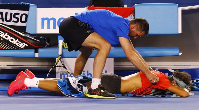 Rafael Nadal recibe tratamiento en la espalda en el Abierto de Australia