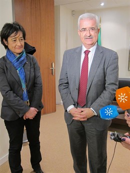 Candela Mora y Manuel Jiménez Barrios, en la Delegación de la Junta en Madrid