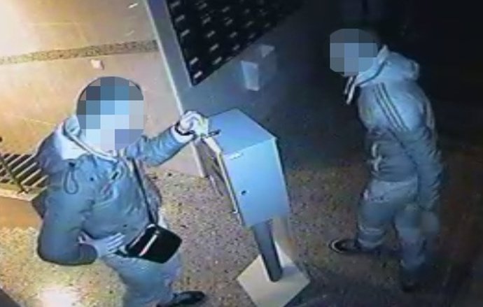 Jóvenes roban una máquina de cambio de moneda en Málaga