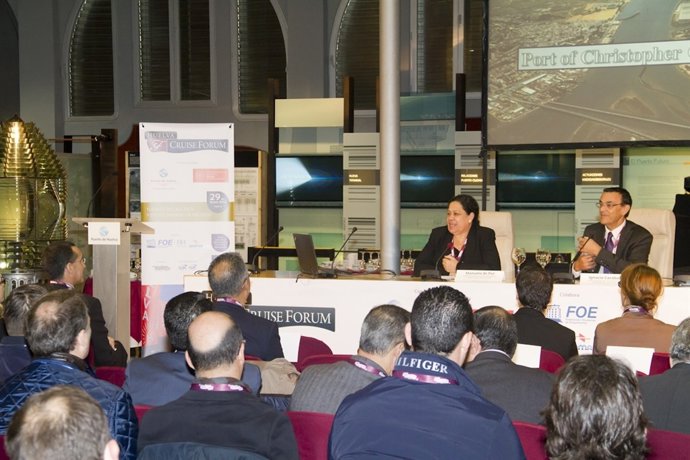 El presidente de la Diputación de Huelva, Ignacio Caraballo, en el puerto.