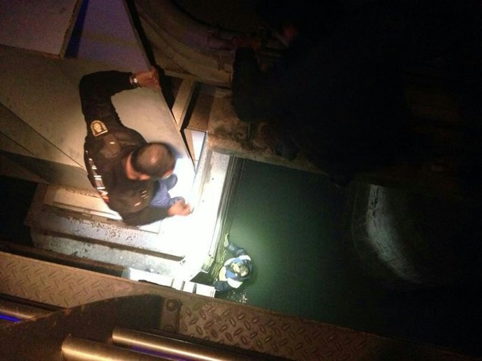 Policía rescata a un hombre tras precipitarse al río en El Puerto