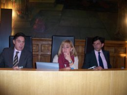 Marcos Martínez (izq.) y Jaime González flanquean a Isabel Carrasco en el pleno