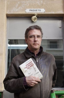 El periodista Jordi Panyella con su libro sobre Puig Antich en La Modelo