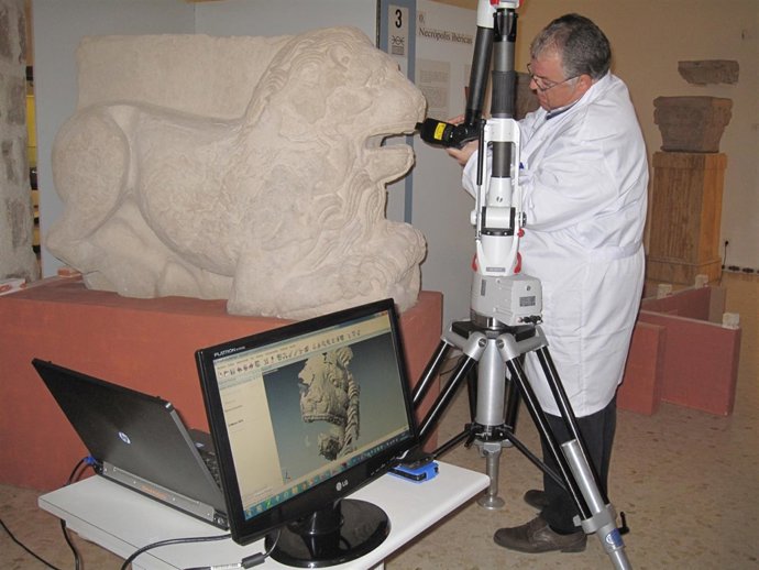 Un técnico de Cetemet trabaja en la digitalización del león hallado en Cástulo.
