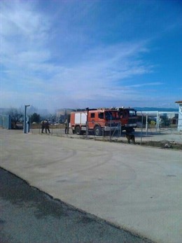 Los efectivos trabajando en el incendio de Rodonyà