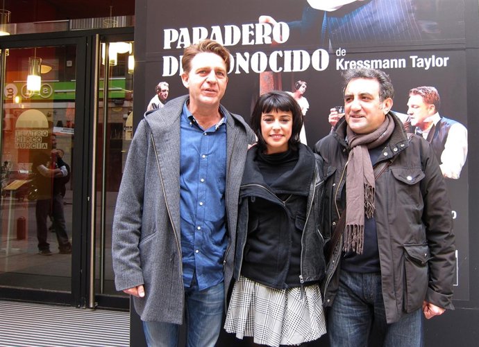 Los actores de 'Paradero Desconocido' a las puertas del Teatro Circo de Murcia