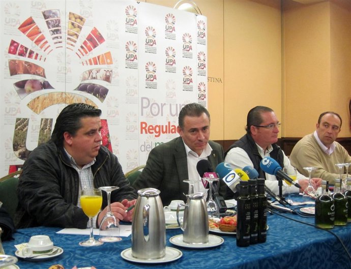 Agustín Rodríguez, en el centro, en la rueda de prensa de UPA.