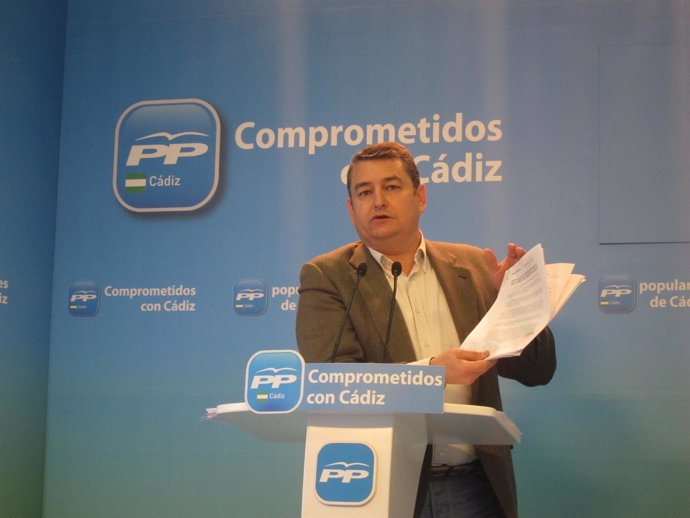 El presidente del PP, Antonio Sanz, mostrando documentos en la rueda de prensa