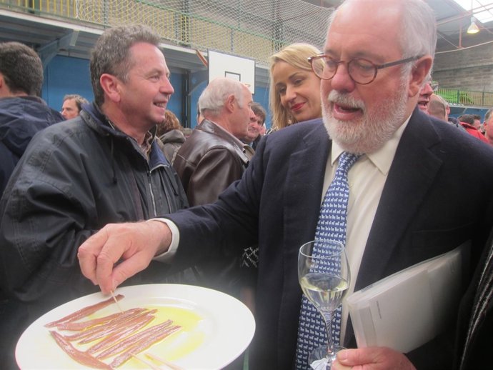 Arias Cañete probando anchoas de Santoña 