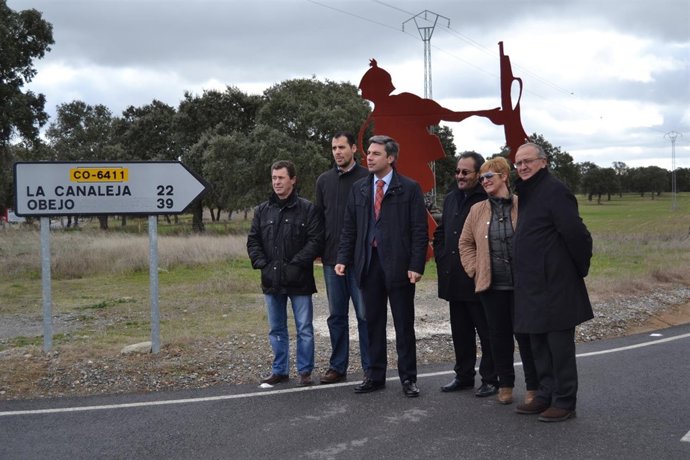 Lorite (centro) con los responsables municipales de Obejo y Pozoblanco