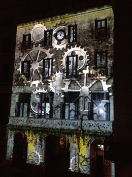 El mapping 'La plaça dels museus' proyectada en el Ayuntamiento de Girona