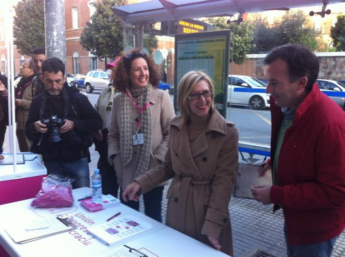 Rosa Díez y Martín de la Herrán, en una recogida de firmas en Málaga.