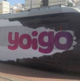 Tranvía con publicidad de Yoigo en Valencia
