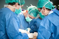 Reconstruyen una mama afectada por cáncer en una operación mínimamente invasiva