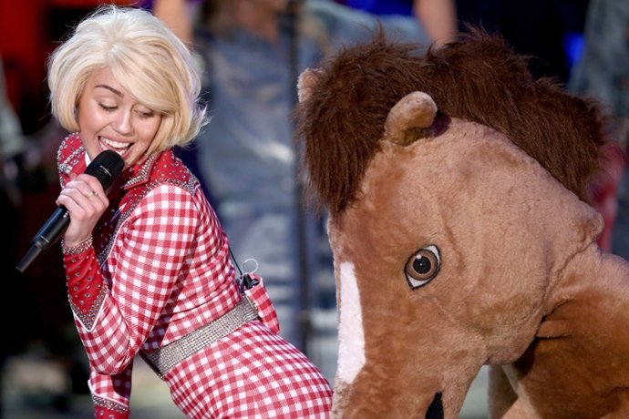 HOLLYWOOD, CA - JANUARY 28:  Recording artist Miley Cyrus performs onstage durin