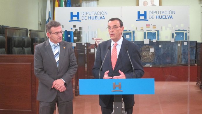 El presidente de la Diputación de Huelva, Ignacio Caraballo, con rector de UHU.
