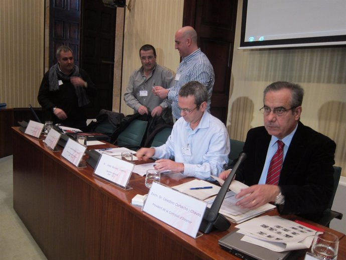C.Corbacho (PSC) y sindicatos de Mossos en la Comisión de Interior del Parlament
