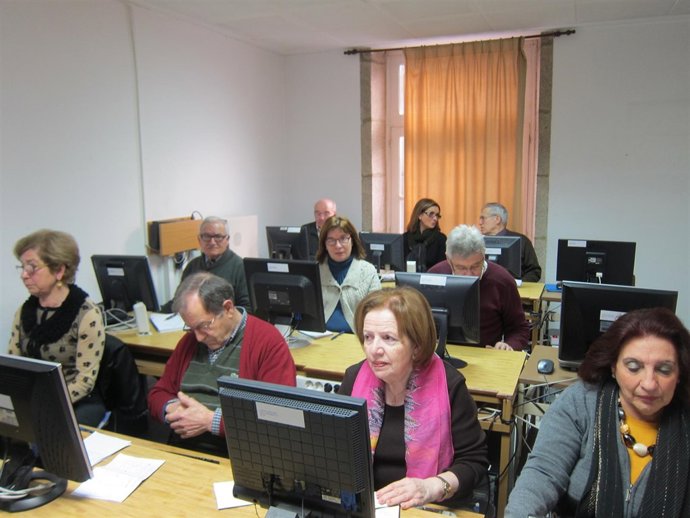 Alumnos de las Aulas de la Tercera Edad de Galicia en clase de informática