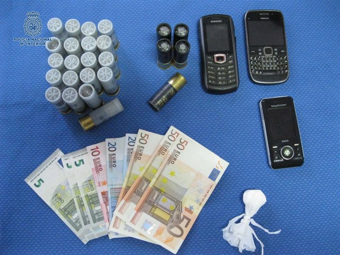 Material y dinero incautado por la policía