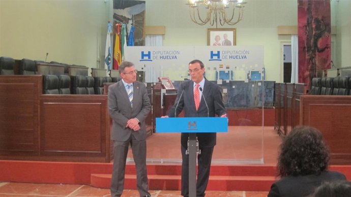 El presidente de la Diputación de Huelva, Ignacio Caraballo, con rector de UHU.