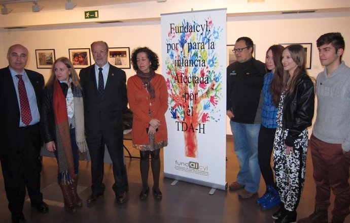 El alcalde de Valladolid, con algunos de los fotógrafos que exponen sus imágenes