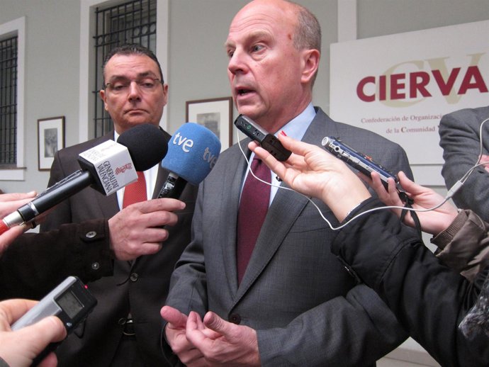 Buch atiende a los periodistas, acompañado por Navarro (CEV).