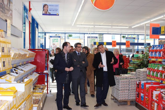 El alcalde de Alcalá de Guadaíra en la reapertura del supermercado Lidl.