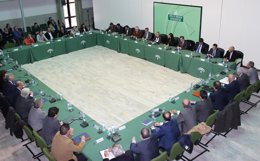 Elena Víboras firma convenio con entidades financieras.