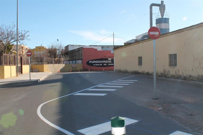 Una calle de Aldaia cambia de sentido para evitar colisiones contra un colegio