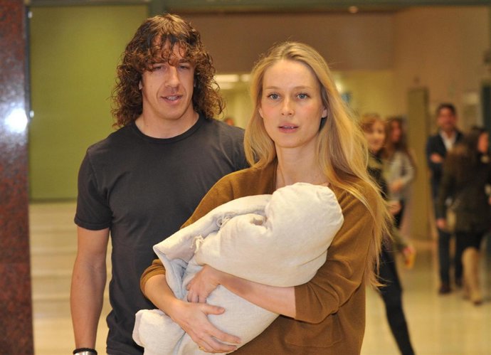 Carles Puyol Vanesa Lorenzo presentan Manuela salida clínica encantado aventura