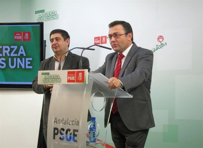 Heredia, junto a Reyes, durante la rueda de prensa.