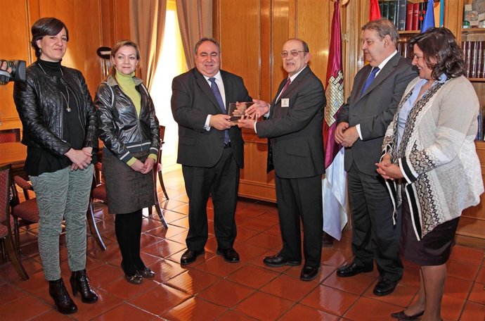 Tirado escudo Cortes