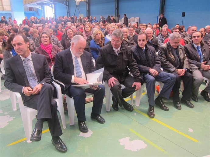 Miguel Arias Cañete con ganaderos cántabros 