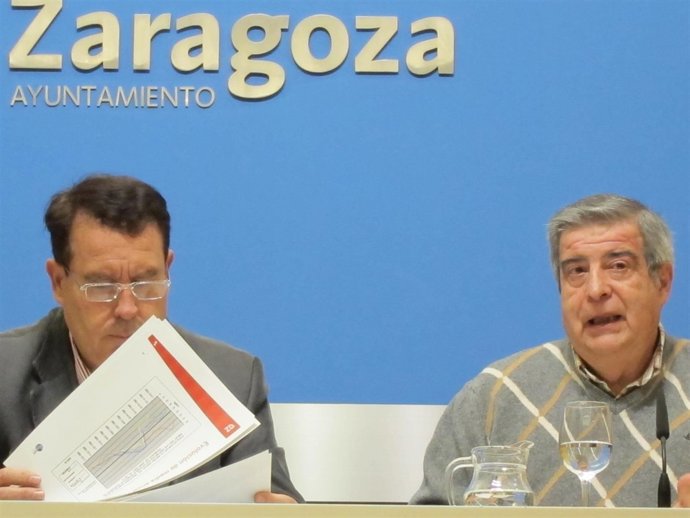 El consejero municipal de Medio Ambiente, Jerónimo Blasco, lee unos papeles