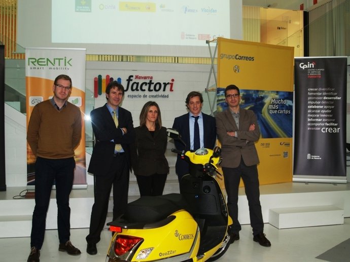 Herrero, Escruela, Tellechea, Ferrero y Herrero, con una de las motos.