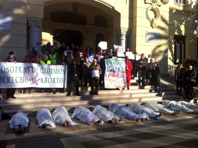 Protestas en la puerta del Ayuntamiento de Málaga contra la reforma del aborto