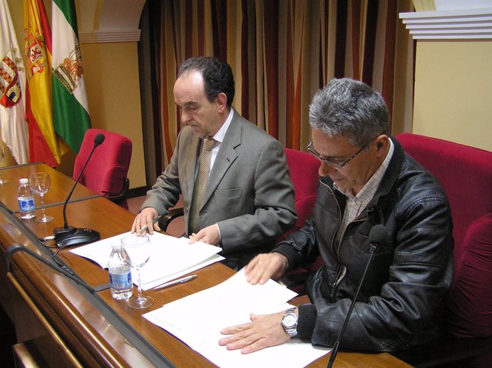 Rafael Rodríguez y Juan Casanova, durante la firma 