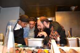 Adolescnetes gitanos asisten a un día de trabajo en el restaurante Luzi Bombón